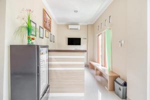 A kitchen or kitchenette at RedDoorz near Jogja National Museum