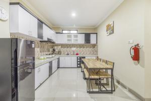 A kitchen or kitchenette at RedDoorz near Jogja National Museum