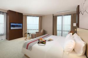 Giường trong phòng chung tại Grand Vista Hanoi