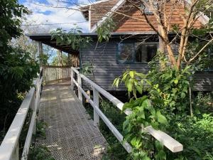 贝林真Bellingen Treehouse的人行道旁的带围栏的房子