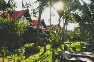 een resort met palmbomen en een gebouw bij The Natives Samui in Ban Bang Po