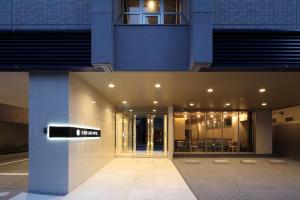 een gebouw met een bord aan de zijkant bij Nipponbashi Luxe Hotel in Osaka