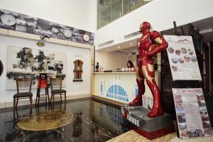 Bazén v ubytování Heroes Hotel nebo v jeho okolí