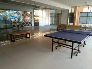 Stolní tenis v ubytování Gold Coast Morib International Resort Studio Room nebo okolí
