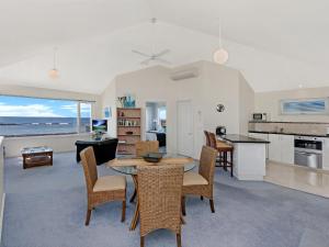 Una cocina y una sala de estar con mesa y sillas. en A Top Deck, en Port Fairy