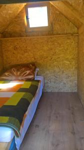 sypialnia z łóżkiem w pokoju z oknem w obiekcie Mini-Camp SKELICA w mieście Neštin