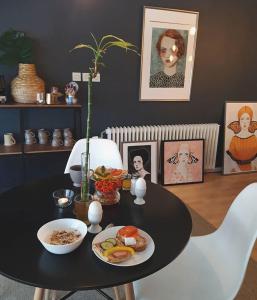 een eetkamer met een zwarte tafel met eten erop bij Morris Hotel in Örebro