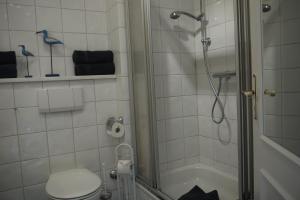 une salle de bain avec une douche, des toilettes et un lavabo dans l'établissement Bollmann, à Westerland 8 autres photos