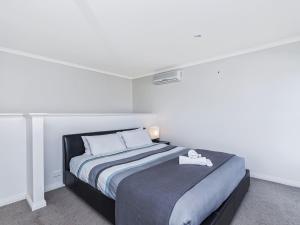 Un dormitorio con una cama con una toalla encima. en Bella On Victoria, en Port Fairy