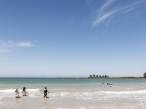 tres niños jugando en el agua en la playa en Bella On Victoria, en Port Fairy