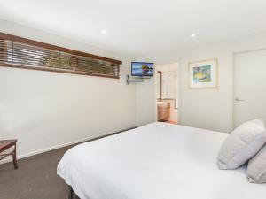 
A bed or beds in a room at CASTWOOD VILLA No. 1
