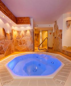 a large blue bath tub in a room at Kneipp-Kurhotel Steinle in Bad Wörishofen