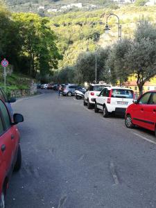 Um monte de carros estacionados num parque de estacionamento. em Casa Macaia em La Spezia