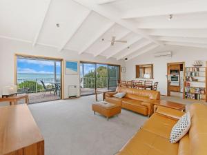 ein Wohnzimmer mit Meerblick in der Unterkunft East Beach House in Port Fairy