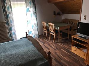pokój z łóżkiem, stołem i telewizorem w obiekcie Wagnermoosgut w mieście Bad Ischl