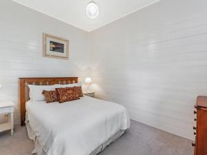 A bed or beds in a room at Hillingden