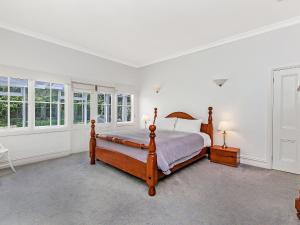 - une chambre avec un lit et 2 fenêtres dans l'établissement Hillingden, à Port Fairy