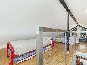 pokój z 2 łóżkami piętrowymi w domu w obiekcie Johanssons Perch Cottage w mieście Port Fairy