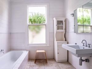 Koupelna v ubytování Kinsale Cottage + 18 fotografií