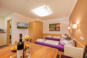 TV a/nebo společenská místnost v ubytování Hitchcock Apartment Stubai