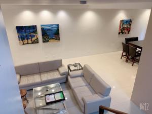 אזור ישיבה ב-Tumon Bel-Air Serviced Residence