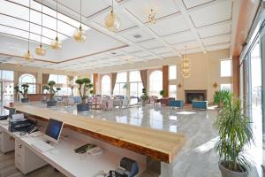 an office with a large lobby with a desk with a computer at ADEMPİRA TERMAL&SPAHOTEL in Denizli +58 photos
