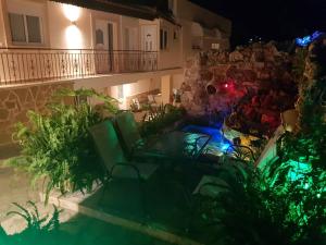 Ein Garten an der Unterkunft Apartments Tina FREE transfer from-to the airport