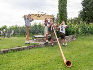 a group of people playing with a large wooden bat at Obst- und Ferienhof Gomeringer in Immenstaad am Bodensee