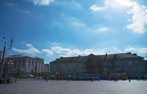 Rivne Hostel في روفنو: مجموعة من الناس يتجولون في ساحة المدينة