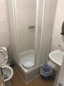 a bathroom with a shower and a toilet and a sink at Ai-Todor-Yug in Gaspra