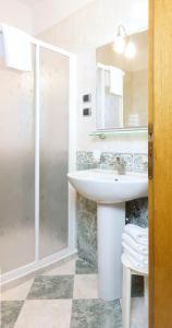 ein Badezimmer mit Waschbecken und Dusche in der Unterkunft Guesthouse Ca' San Marcuola 1 in Venedig