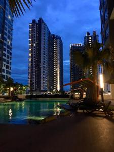 una piscina en una ciudad con edificios altos en Conezion Luxury 3BR for 7pax @IOI Resort Putrajaya en Putrajaya