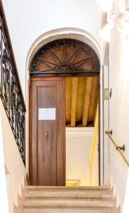 een toegang tot een gebouw met een houten deur bij Guesthouse Ca' San Marcuola 1 in Venetië