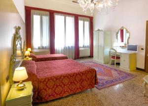 1 dormitorio con 2 camas y mesa con escritorio en Guesthouse Ca' San Marcuola 1, en Venecia