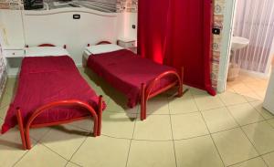 A bed or beds in a room at Hotel Tiffany