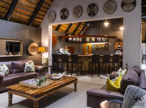 Χώρος καθιστικού στο Inyati Game Lodge +37 φωτογραφίες