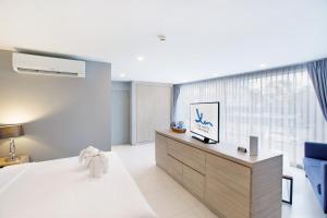 佛统Xen Hotel Nakhon Pathom - SHA PLUS的一间带大床和窗户的卧室
