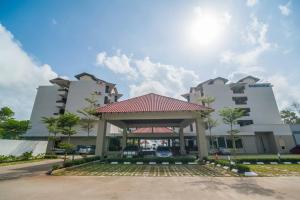 een groot gebouw met een prieel ervoor bij Samsuria Beach Resort & Residence in Cherating