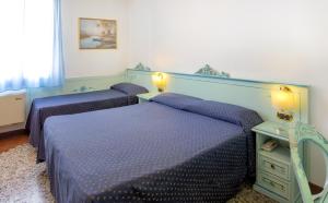 Pokój hotelowy z 2 łóżkami i lustrem w obiekcie Guesthouse Ca' San Marcuola 2 w Wenecji