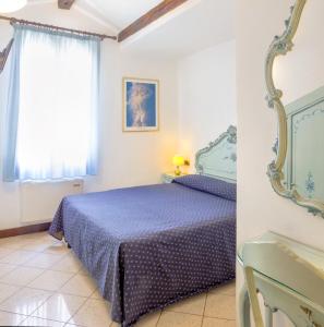 sypialnia z niebieskim łóżkiem i oknem w obiekcie Guesthouse Ca' San Marcuola 2 w Wenecji