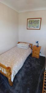 En eller flere senge i et værelse på Victoria Road, comfortable 3 bedroom houses with fast Wi-Fi