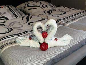 two towels in the shape of hearts on a bed at Ferienwohnung Frischkorn in Steinau an der Straße