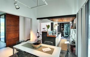 a kitchen and dining room with a table and chairs at Villa Mamita in Los Llanos de Aridane