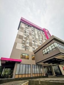 un gran edificio con techo rosa en The Zuri Dumai, en Dumai