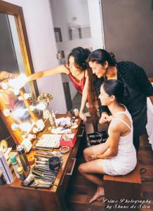 een groep vrouwen aan een tafel voor een spiegel bij Eden Studio Apartments - 1 in Colombo