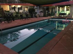 a swimming pool in a hotel with a pool at Major Innes Motel in Port Macquarie
