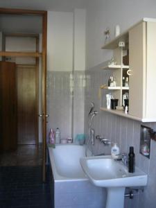 uma casa de banho com um lavatório e uma banheira em La casa dei pini em Malnate