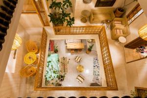widok na salon z roślinami w obiekcie Medina Sun w Marakeszu