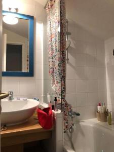 Bathroom sa Modern Apartment In La Plagne 1800