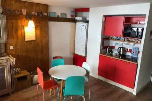 Kitchen o kitchenette sa Modern Apartment In La Plagne 1800